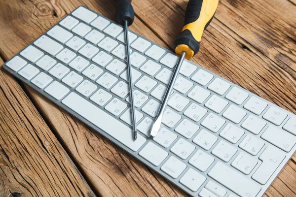 Tahta masada bilgisayar yapmak için.