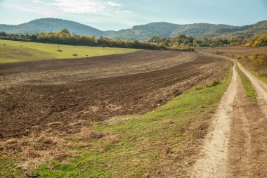 Gökyüzünün altındaki dağlı arazi manzarası
