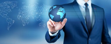 Ekranda küreye dokunan adam