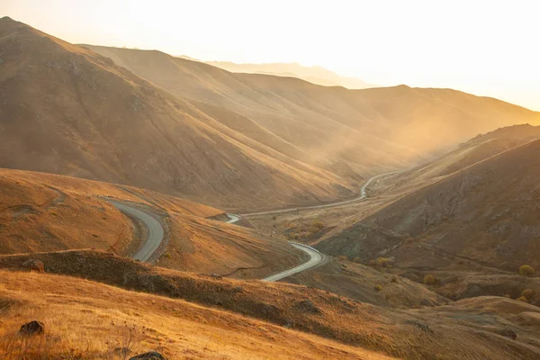 Montañas Con Carretera Atardecer —  Fotos de Stock