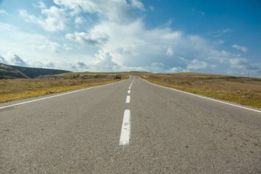 Gökyüzünün altında uzun bir yol 