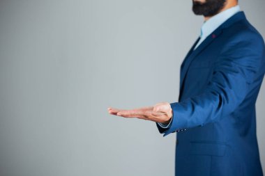 Gri duvarda boş bir avuç içi var.