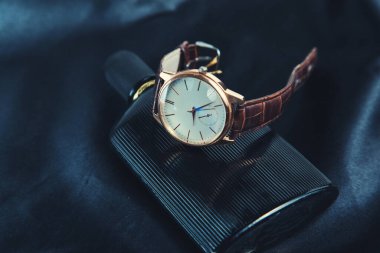 Karanlık arka plandaki parfümü izle.