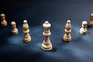 Koyu arkaplanda satranç taşları