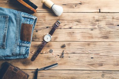 Masasında kot pantolon olan erkek aksesuarları.