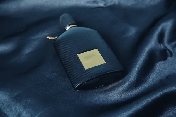 Perfume Homem Fundo Escuro — Fotografia de Stock