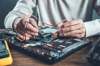 İşçi el bilgisayarı ile testçi