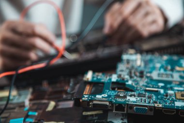 İşçi el bilgisayarı ile testçi