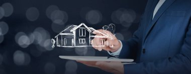 Ekranda ev modeli olan erkek el tableti
