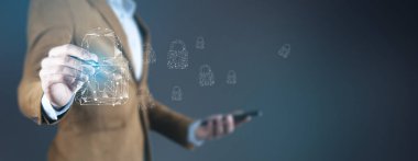 Ekranda kilitli erkek cep telefonu