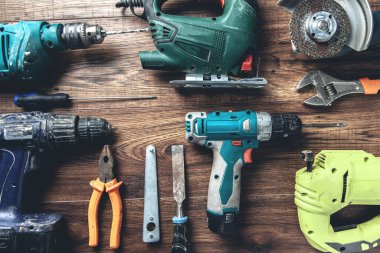 Ahşap masadaki farklı araçlar