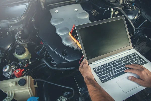 Man Repair Car Hand Computer — Foto de Stock