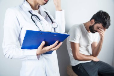 Üzgün adam kadın doktor ile hasta.