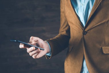 Erkek eli akıllı telefon arka planda.