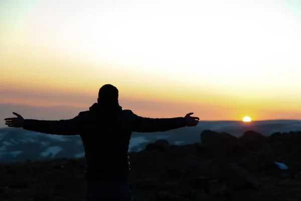 Ευτυχισμένος Άνθρωπος Στο Βουνό Στο Ηλιοβασίλεμα — Φωτογραφία Αρχείου