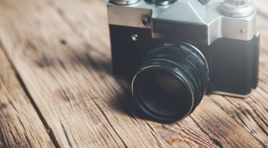 ahşap masa üzerinde Vintage fotoğraf makinesi