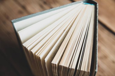 Kitap sayfası ahşap masa arkaplanı