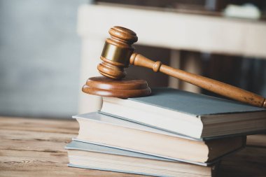 Masadaki tahtadan yargıç.