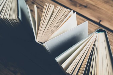 Kitap sayfası ahşap masa arkaplanı