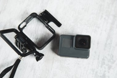 Beyaz ahşap masadaki gopro.