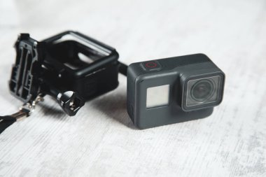 Beyaz ahşap masadaki gopro.