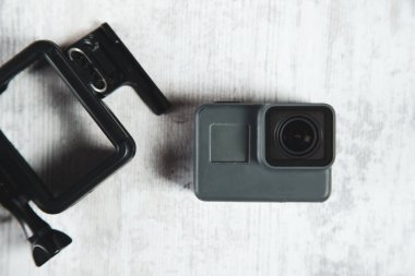 Beyaz ahşap masadaki gopro.