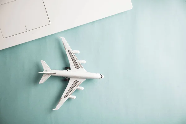 Plano Aéreo Blanco Con Teclado Ordenador Escritorio — Foto de Stock