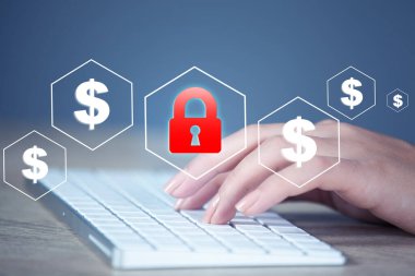 Kadınlar ekranda kilit işareti olan klavyeyi uzatır