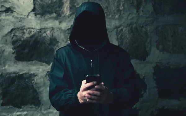 Άνθρωπος Hacker Χέρι Έξυπνο Τηλέφωνο Σκούρο Φόντο — Φωτογραφία Αρχείου