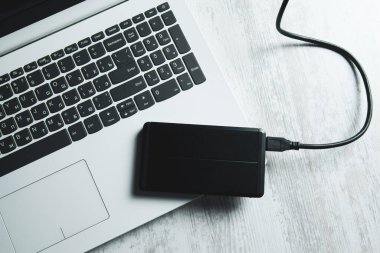 Masadaki dizüstü bilgisayar klavyesi üzerinden harici HDD