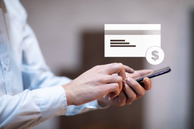 Ekranda kredi kartı simgesi olan adam cep telefonu