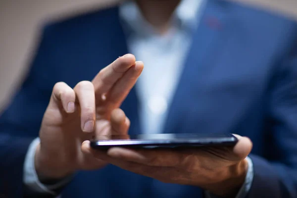 Man Hand Telefon Och Röra Tom Skärm — Stockfoto