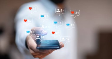 erkek eli renkli uygulama simgeleriyle akıllı telefon kullanıyor