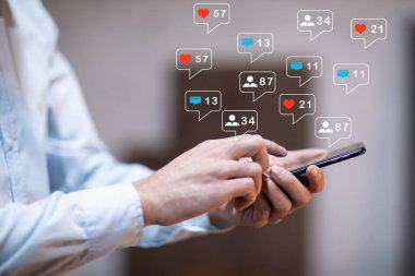erkek eli renkli uygulama simgeleriyle akıllı telefon kullanıyor