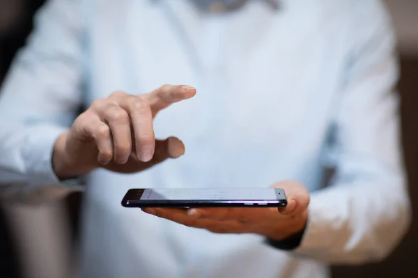 Férfi Kézi Telefon Megérinti Üres Képernyőn — Stock Fotó