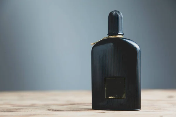 Hombre Botella Perfume Negro Escritorio —  Fotos de Stock