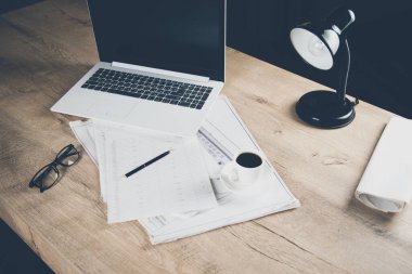 Masasında bilgisayar olan not defteri