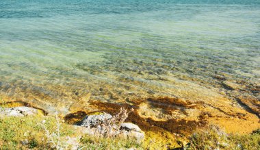 Kaya ve plajın muhteşem manzarası