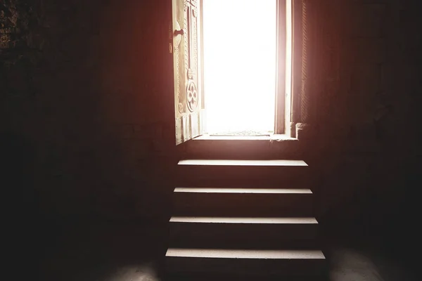 Światło Wchodzące Przez Otwarte Drzwi Kościele — Zdjęcie stockowe