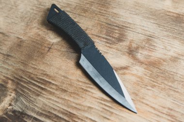 çakı masanın üstünde.