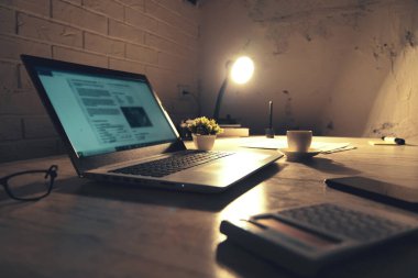 Ofis gece masasında çalışıyor. 