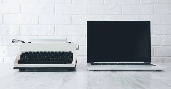 桌上的老打字机和笔记本电脑 — 图库照片