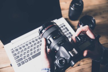 Bilgisayarın arka planında fotoğrafçı el kamerası