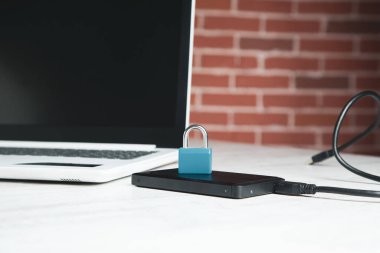 Tablete kilitlen ve masada bilgisayar olsun.