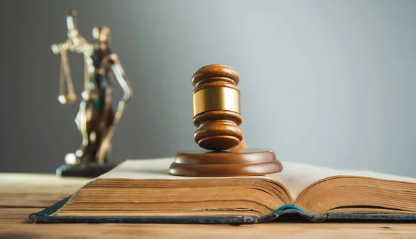 Juiz Madeira Livro Com Justiça Senhora Mesa — Fotografia de Stock