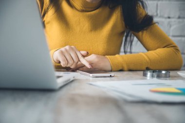Ofis masasında bilgisayarı olan akıllı bir kadın.