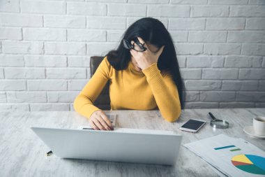 Ofis masasındaki üzgün kadın.