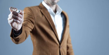 Gri arkaplanda insan elkalemi