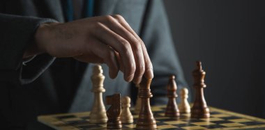 Satranç oynayan kendine güvenen iş arkadaşları