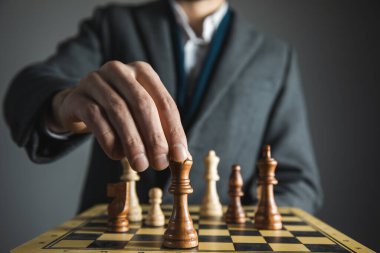 Satranç oynayan kendine güvenen iş arkadaşları